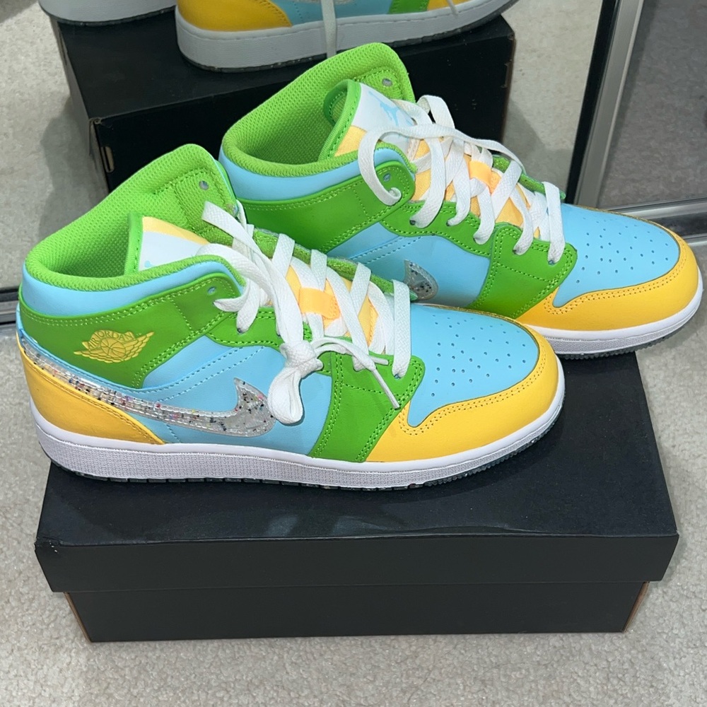 Ltd Nike Air Jordan 1 Mid SE(GS) brand new condition box can ship w shoes